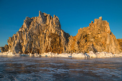 Зимний Байкал, скала Шамнка, отдых на Байкале зимой