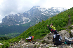 Горный перевал на маршруте 30 через горы к морю, пеший тур маршрут