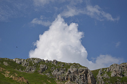 Красивое облако в горах, маршрут 30 через горы к морю