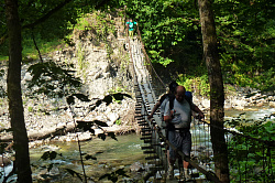 Подвесной мост и туристы, маршрут 30 через горы к мор тур поход
