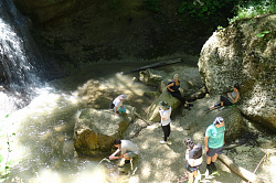 Туристы на привале у водопада, маршрут 30