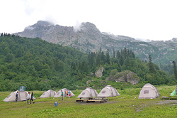 Палаточный лагерь в горах на маршруте 30 через горы к морю