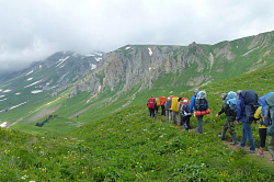 Это поход пешком по маршруту Знаменитая Тридцатка - через горы к морю в Адыгее на Кавказе, поход с легким рюкзаком для начинающих и бывалых туристов в горах на Юге России.
