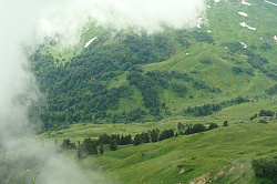 Горный пейзаж с облаками, маршрут 30 через горы к морю