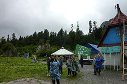 Группа туристом 30-ки на приюте Фишт маршрут через горы к морю поход