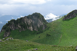 Пейзаж природы в горах, маршрут 30, через горы к морю