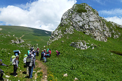 Туристы в роходе через горы к морю, маршрут 30