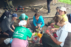 Обед туристов, 30 маршрут через горы к морю