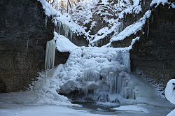 Зимний активный отдых в Адыгее, замерзший водопад
