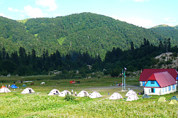 Туристский приют на маршруте 30 Фишт поход через горы к морю