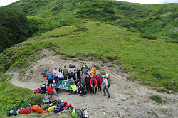 Туристы походники в горах Кавказа, маршрут 30 через горы к морю налегке