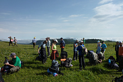 Маршрут 30 привал туристов тур похода через горы к морю