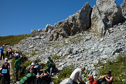 Туристы в горах маршрут 30 тур поход через горы к морю