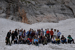 Группа туристов маршрута Знаменитая Тридцатка - легендарный маршрут 30на малом леднике горы Фишт