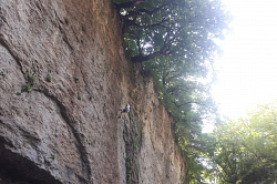 Спуск со скалы на веревке в Адыгее