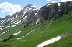 Горный пейзаж фото. Пейзаж на маршруте 30 через горы к морю налегке