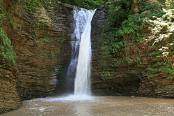 Водопад шнурок в Хажохе посещают туристы маршрута Знаменитая Тридцатка - легендарный маршрут 30. Водопад шнурок находится в ущелье Руфабго.