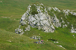 Привал группы туристов на маршруте 30 через горы к морю