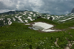 Карстовое (Треугольное) озеро на маршруте 30 через горы к морю
