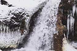 Водопад зимой в Адыгее в ущелье Мишоко