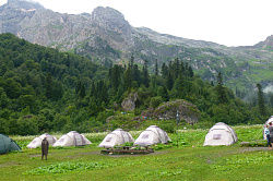 Горный туристский лагерь на маршруте 30 через горы к морю