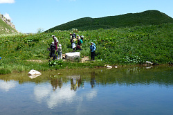 Туристы у озера, тур поход через горы к морю маршрут 30-ка