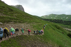 Тур группа на маршруте 30 через горы к морю поход