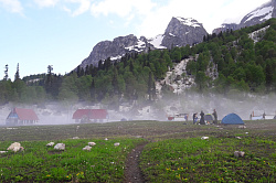 На приюте Фишт, маршрут 30 через горы к морю тур поход Тридцатка