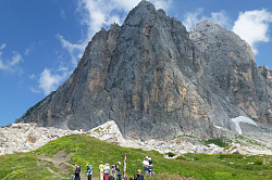 Туристы в походе по маршруту 30 через горы к морю турпоход