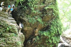 Скала и водопад Сердце Руфабго, активный отдых в Адыгее