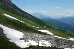 Фишт-Оштеновский перевал в районе маршрута 30 через горы к морю.