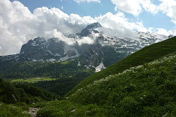Пейзаж на горном маршруте 30 через горы к морю - тур поход