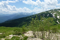 Эта красивая пейзажная фотография сделана в горах на туристическом маршруте Легендарная Тридцатка - знаменитый маршрут 30