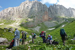 Туристы в горах на привале в походе