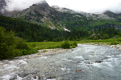 Горная река Белая на маршруте 30 через горы к морю тур поход