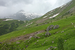 Пейзаж на маршруте 30-ка поход через горы к морю