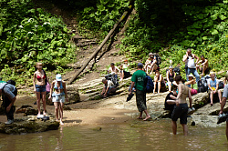 Туристы маршрута 30 в тренировочном походе, тур поход через горы к морю