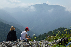 Девушки на фоне гор, маршрут 30 через горы к морю тур поход