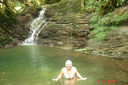 Фото девушки у водопада