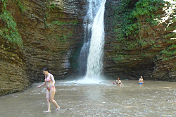 Купание у водопада в Адыгее тур через горы к морю 30-ка