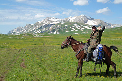 Этот всадник на коне, по дружескому прозвищу Монгол, перевозит грузы в базовый лагерь фирмы СВ-Астур на туристическом приюте Фишт. 