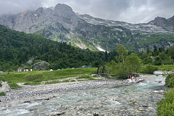 Пейзаж с мостиком через реку, маршрут 30 через горы к морю