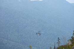 Вертолет на фоне гор, маршрут 30 через горы к морю