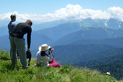 Туристы тур маршрута 30, поход через горы к морю пеший