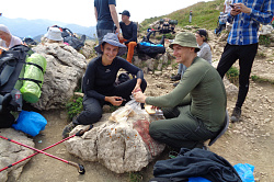 Привал туристов, в походе по маршруту 30 через горы к морю