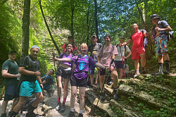 Туристы маршрута 30 через горы к морю