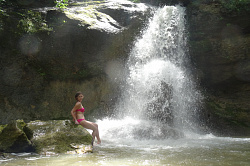 Девушка у водопада, маршрут 30 через водопады Адыгеи к морю
