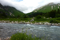 Горный пейзаж с рекой на маршруте 30 тур поход через горы к морю