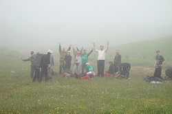 Туристы в тумане, маршрут 30-ка через горы к морю поход