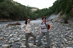 Эти девушки у реки туристки маршрута Знаменитая Тридцатка - легендарный маршрут 30. Девушки туристки у красивой горной реки Белая на юге России.